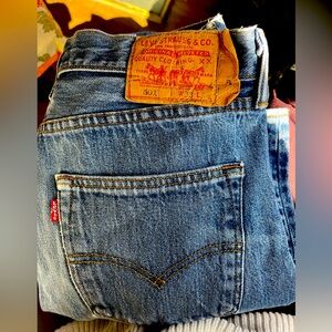 Button fly Levi’s. Low rise.